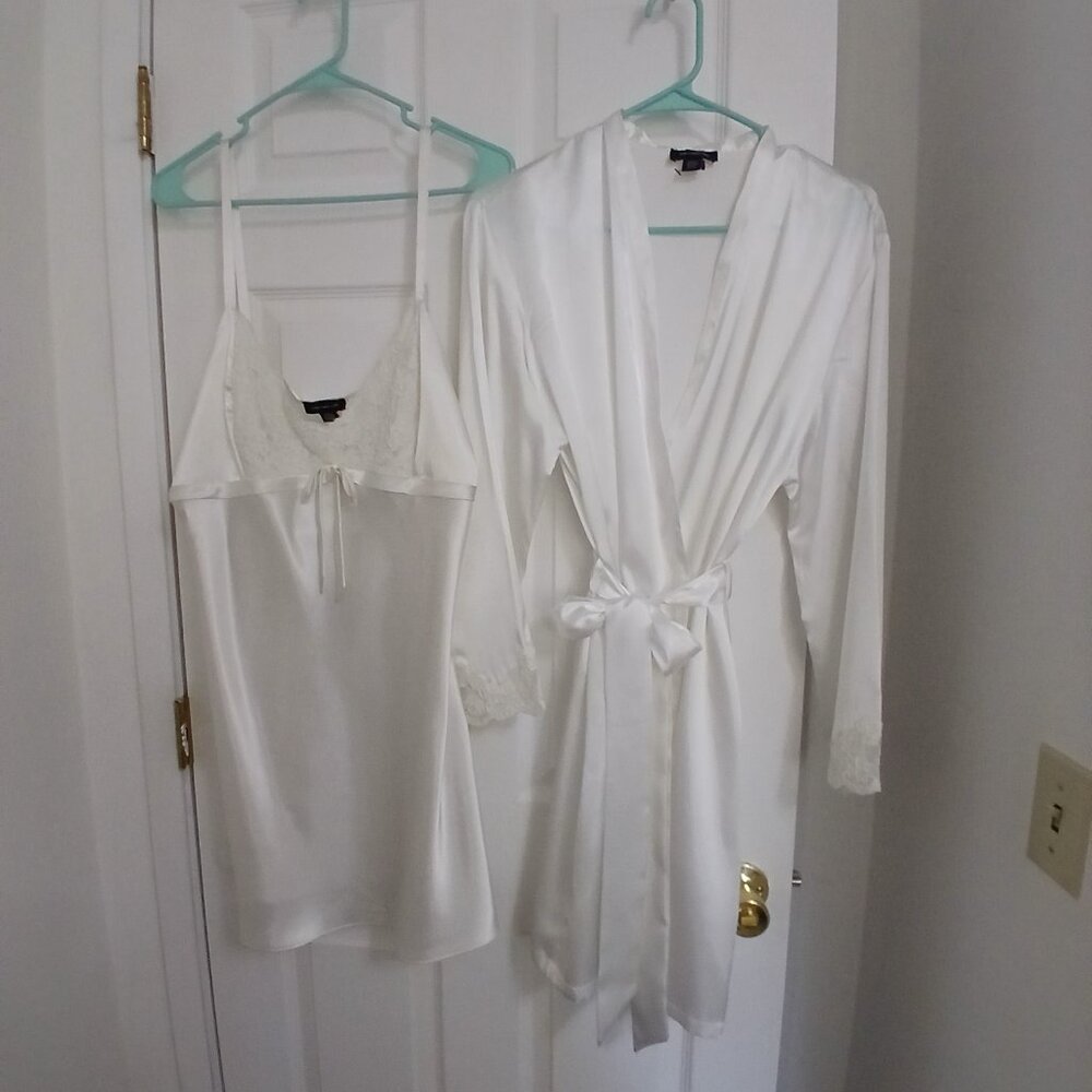 Jones New York White Satin Gown and Robe Set